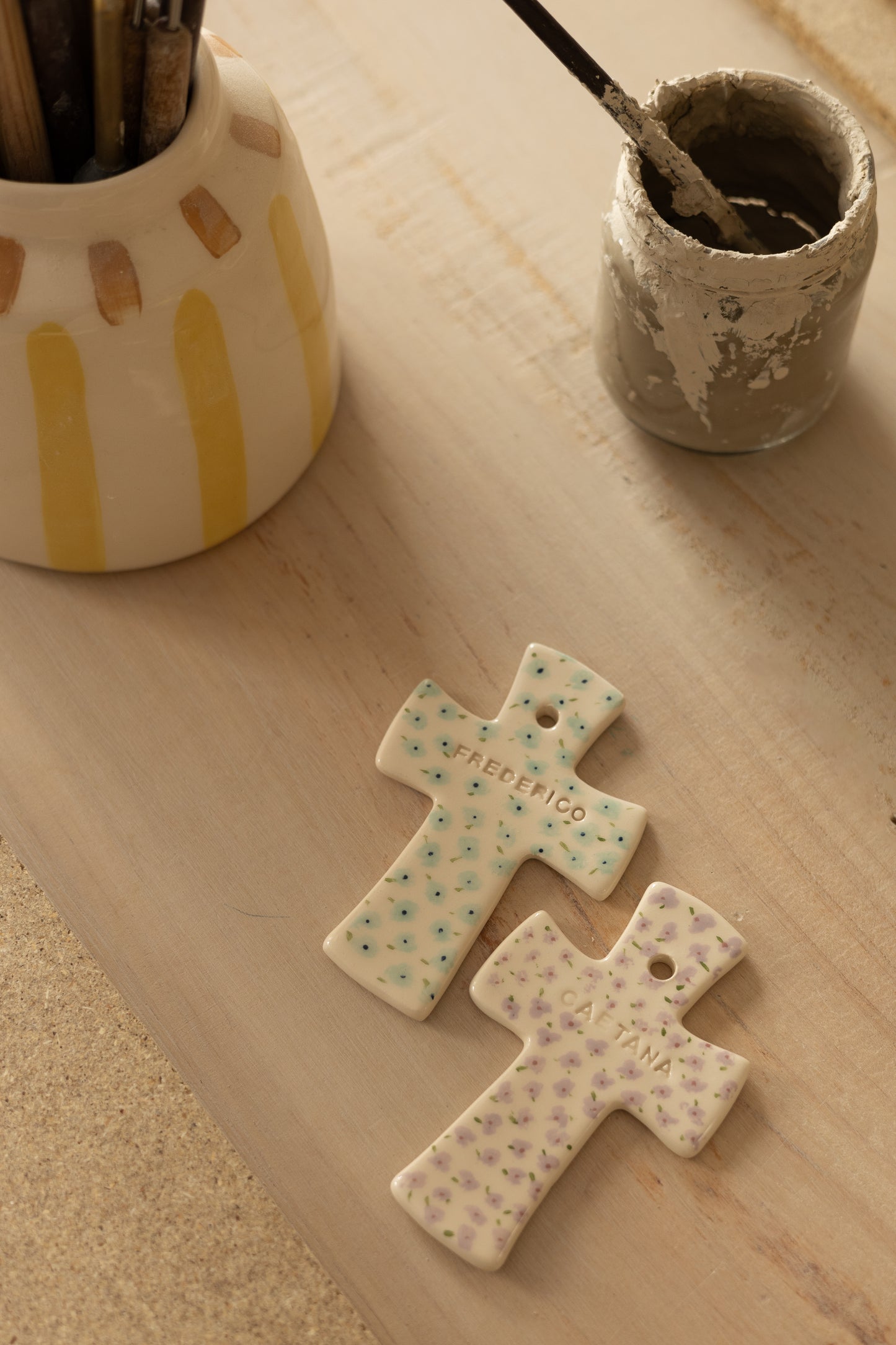 cruzes pintadas à mão